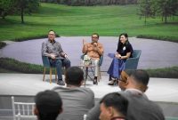 Diskusi VIN TALKS di IIMS 2026 menghadirkan (dari kiri ke kanan) Josua Pardede, Kepala Ekonom Bank Permata, Kariyanto Hardjosoemarto, CEO VinFast Indonesia, dan moderator, membahas tantangan serta peluang industri otomotif nasional di tengah ketidakpastian fiskal dan transisi kendaraan listrik.
