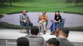 Diskusi VIN TALKS di IIMS 2026 menghadirkan (dari kiri ke kanan) Josua Pardede, Kepala Ekonom Bank Permata, Kariyanto Hardjosoemarto, CEO VinFast Indonesia, dan moderator, membahas tantangan serta peluang industri otomotif nasional di tengah ketidakpastian fiskal dan transisi kendaraan listrik.