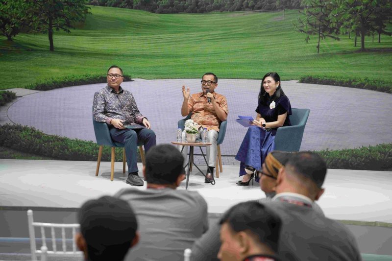 Diskusi VIN TALKS di IIMS 2026 menghadirkan (dari kiri ke kanan) Josua Pardede, Kepala Ekonom Bank Permata, Kariyanto Hardjosoemarto, CEO VinFast Indonesia, dan moderator, membahas tantangan serta peluang industri otomotif nasional di tengah ketidakpastian fiskal dan transisi kendaraan listrik.