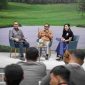 Diskusi VIN TALKS di IIMS 2026 menghadirkan (dari kiri ke kanan) Josua Pardede, Kepala Ekonom Bank Permata, Kariyanto Hardjosoemarto, CEO VinFast Indonesia, dan moderator, membahas tantangan serta peluang industri otomotif nasional di tengah ketidakpastian fiskal dan transisi kendaraan listrik.