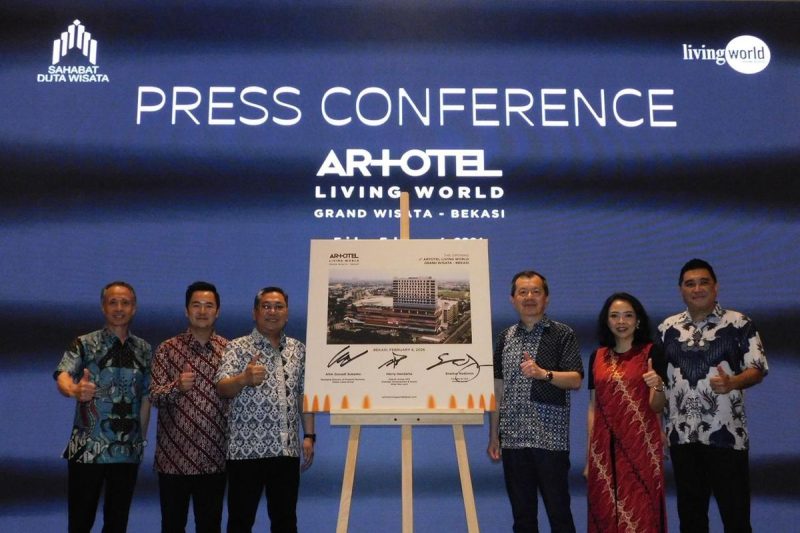 Jajaran manajemen ARTOTEL Group, Kawan Lama Group, dan Sinar Mas Land berfoto bersama saat Press Conference pembukaan ARTOTEL Living World Grand Wisata Bekasi, Jumat (6/2/2026). Hotel berkonsep seni dan gaya hidup modern ini terintegrasi langsung dengan pusat perbelanjaan Living World Grand Wisata sebagai destinasi mixed use terbaru di kawasan timur Bekasi.