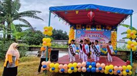 Sejumlah siswa KB-TK Mafaza menampilkan pertunjukan seni dalam rangka kegiatan Open House tahunan di Komplek Permata Nusa Indah, Cibitung, Minggu (8/2/2026). Kegiatan ini menjadi ajang pengembangan kemandirian, kreativitas, serta kepercayaan diri anak usia dini.