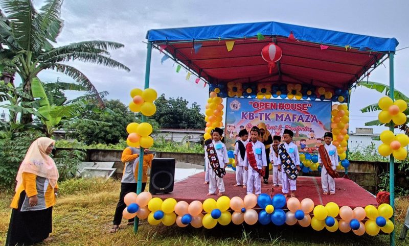 Sejumlah siswa KB-TK Mafaza menampilkan pertunjukan seni dalam rangka kegiatan Open House tahunan di Komplek Permata Nusa Indah, Cibitung, Minggu (8/2/2026). Kegiatan ini menjadi ajang pengembangan kemandirian, kreativitas, serta kepercayaan diri anak usia dini.