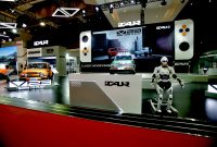 Booth iCAR di ajang IIMS 2026 menampilkan konsep “Born to Play” dengan deretan iCAR V23 serta kehadiran humanoid robot AiMOGA MOI sebagai bagian dari pengalaman interaktif berbasis teknologi AI.