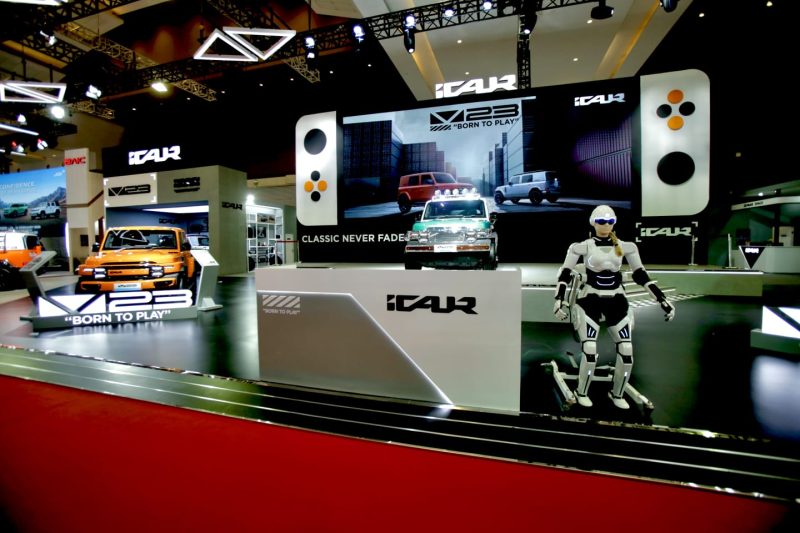 Booth iCAR di ajang IIMS 2026 menampilkan konsep “Born to Play” dengan deretan iCAR V23 serta kehadiran humanoid robot AiMOGA MOI sebagai bagian dari pengalaman interaktif berbasis teknologi AI.