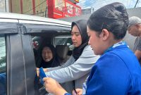 Petugas teller BRI Kanca Cimanggis melayani nasabah pensiunan langsung di dalam kendaraan sebagai bagian dari layanan jemput bola perbankan inklusif.