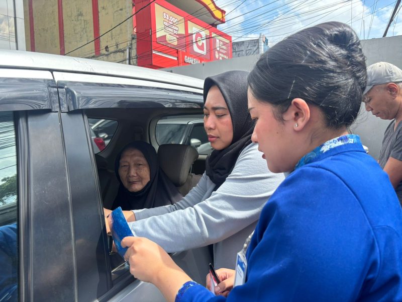Petugas teller BRI Kanca Cimanggis melayani nasabah pensiunan langsung di dalam kendaraan sebagai bagian dari layanan jemput bola perbankan inklusif.