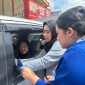 Petugas teller BRI Kanca Cimanggis melayani nasabah pensiunan langsung di dalam kendaraan sebagai bagian dari layanan jemput bola perbankan inklusif.