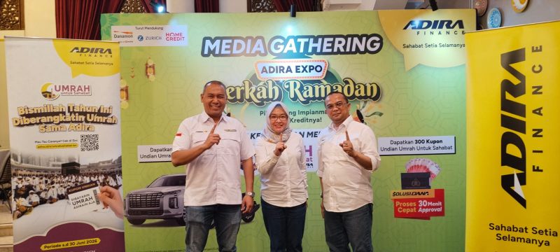 Adhika Baluh Sempana (Head of Regional SSD Jabodetabek 1 Adira Finance) bersama Nanang Kurniawan (Head of Regional SSD Jabodetabek 2 Adira Finance) saat Media Gathering Adira Expo Berkah Ramadan di Jakarta, yang memperkenalkan program pembiayaan sekaligus kesempatan undian umrah bagi konsumen menjelang Ramadan 2026.