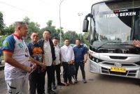 Wali Kota Bekasi Tri Adhianto bersama jajaran Pemerintah Kota Bekasi meninjau armada bus Trans Beken rute Terminal Bekasi–Harapan Indah saat peresmian layanan transportasi publik massal di Kota Bekasi, Selasa (10/2/2026).