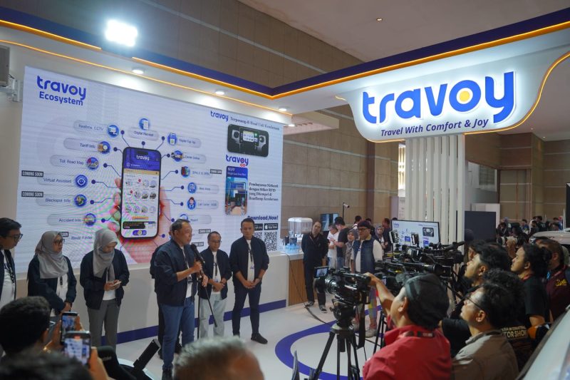Direktur Utama PT Jasa Marga (Persero) Tbk Rivan Achmad Purwantono memperkenalkan aplikasi Travoy sebagai asisten digital perjalanan mudik di booth Jasa Marga pada ajang IIMS 2026 di JIExpo Kemayoran, Jakarta.