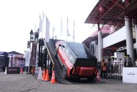 Salah satu unit Chery J6 saat melakukan uji side slope di area Chery Adventure Park pada ajang IIMS 2026, Jakarta, dengan kemiringan lintasan hingga 35 derajat.