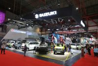 Booth Suzuki tampil megah dalam ajang pameran otomotif dengan menampilkan berbagai lini kendaraan andalan, termasuk Suzuki Jimny, di hadapan para pengunjung yang antusias. Tampilan desain modern dan pencahayaan futuristik memperkuat komitmen Suzuki menghadirkan inovasi otomotif di Indonesia.
