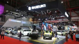 Booth Suzuki tampil megah dalam ajang pameran otomotif dengan menampilkan berbagai lini kendaraan andalan, termasuk Suzuki Jimny, di hadapan para pengunjung yang antusias. Tampilan desain modern dan pencahayaan futuristik memperkuat komitmen Suzuki menghadirkan inovasi otomotif di Indonesia.
