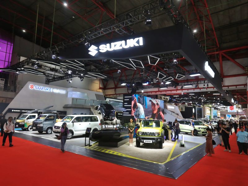 Booth Suzuki tampil megah dalam ajang pameran otomotif dengan menampilkan berbagai lini kendaraan andalan, termasuk Suzuki Jimny, di hadapan para pengunjung yang antusias. Tampilan desain modern dan pencahayaan futuristik memperkuat komitmen Suzuki menghadirkan inovasi otomotif di Indonesia.