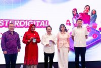Jajaran pimpinan XLSMART bersama perwakilan Kementerian Komunikasi dan Digital serta Kementerian Pemberdayaan Perempuan dan Perlindungan Anak berfoto usai peluncuran aplikasi dan website Sisternet terbaru dalam acara Community Gathering SIS CONNECT di Jakarta, Selasa (10/2). Peluncuran ini menandai penguatan fitur DigiHer dan integrasi SAPA 129 sebagai upaya menghadirkan ruang aman digital bagi perempuan Indonesia melalui Gerakan #1JutaSisterDigital.