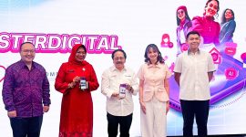 Jajaran pimpinan XLSMART bersama perwakilan Kementerian Komunikasi dan Digital serta Kementerian Pemberdayaan Perempuan dan Perlindungan Anak berfoto usai peluncuran aplikasi dan website Sisternet terbaru dalam acara Community Gathering SIS CONNECT di Jakarta, Selasa (10/2). Peluncuran ini menandai penguatan fitur DigiHer dan integrasi SAPA 129 sebagai upaya menghadirkan ruang aman digital bagi perempuan Indonesia melalui Gerakan #1JutaSisterDigital.