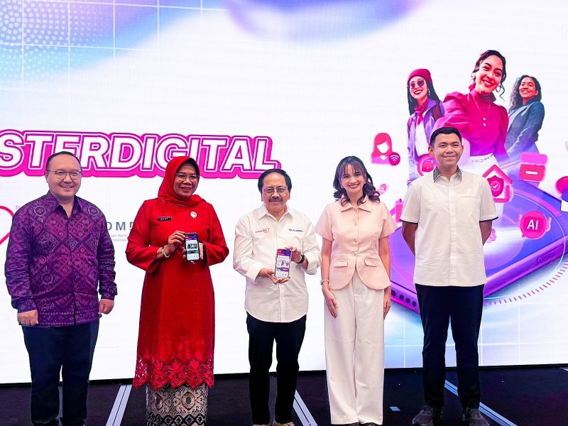 Jajaran pimpinan XLSMART bersama perwakilan Kementerian Komunikasi dan Digital serta Kementerian Pemberdayaan Perempuan dan Perlindungan Anak berfoto usai peluncuran aplikasi dan website Sisternet terbaru dalam acara Community Gathering SIS CONNECT di Jakarta, Selasa (10/2). Peluncuran ini menandai penguatan fitur DigiHer dan integrasi SAPA 129 sebagai upaya menghadirkan ruang aman digital bagi perempuan Indonesia melalui Gerakan #1JutaSisterDigital.