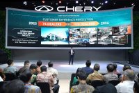 Perwakilan manajemen Chery Indonesia memaparkan strategi pertumbuhan 2026 dalam ajang presentasi kinerja bertajuk Customer Experience Revolution di Jakarta, Jumat (13/2/2026). Chery menargetkan ekspansi jaringan dari 74 dealer pada 2025 menjadi 120 dealer di 2026 serta peningkatan fasilitas dan layanan purna jual di seluruh Indonesia.