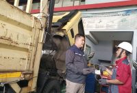 Kepala Bengkel Benny Apriwendi 
bengkel resmi Mitsubishi Fuso PT Sun Star Prima Motor Jababeka Cikarang menjelaskan komponen kendaraan kepada pelanggan saat pemeriksaan armada truk dalam program servis Fuso Berkah Ramadan 2026.
