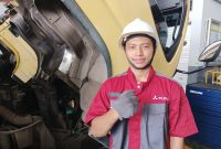 Hananda Rudi Andoyo, mekanik PT Sun Star Prima Motor Cikarang, berpose di depan unit truk Mitsubishi Fuso setelah meraih Juara 1 The Best National Mechanic Contest 2025 tingkat nasional.