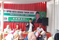 Keterangan foto:
Anggota DPRD Kota Bekasi Fraksi PKB, Ahmadi, saat menyampaikan paparan dan menyerap aspirasi warga dalam kegiatan reses tahun 2026 di RW 12 Kelurahan Jatimekar, Kecamatan Jatiasih, Sabtu (14/2/2026).