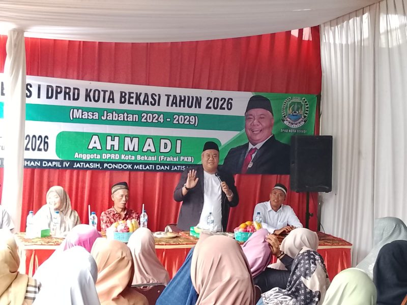 Keterangan foto:
Anggota DPRD Kota Bekasi Fraksi PKB, Ahmadi, saat menyampaikan paparan dan menyerap aspirasi warga dalam kegiatan reses tahun 2026 di RW 12 Kelurahan Jatimekar, Kecamatan Jatiasih, Sabtu (14/2/2026).