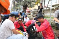 Keterangan foto:
Wali Kota Bekasi Tri Adhianto bersama petugas kebersihan dan jajaran pemerintah melakukan aksi korve membersihkan saluran air di kawasan Jalan Juanda–Pasar Baru, Bekasi Timur, Sabtu (14/2/2026), didampingi Menteri Lingkungan Hidup Hanif Faisol Nurofiq.
