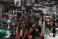 Suasana padat pengunjung di area pameran **Indonesia International Motor Show (IIMS) 2026 di JIExpo Kemayoran, Jakarta, saat masyarakat melihat langsung berbagai kendaraan terbaru dari sejumlah merek otomotif global dan nasional.