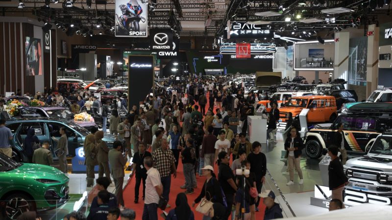 Suasana padat pengunjung di area pameran **Indonesia International Motor Show (IIMS) 2026 di JIExpo Kemayoran, Jakarta, saat masyarakat melihat langsung berbagai kendaraan terbaru dari sejumlah merek otomotif global dan nasional.