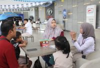 Konsumen tengah berkonsultasi dengan tenaga penjual saat berkunjung ke showroom JD Toyota Jababeka untuk mendapatkan informasi produk dan program pembelian kendaraan dari Toyota Motor Corporation.