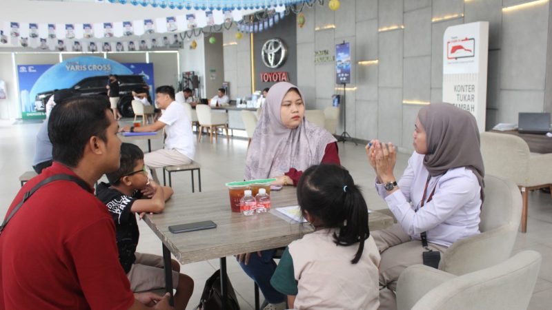 Konsumen tengah berkonsultasi dengan tenaga penjual saat berkunjung ke showroom JD Toyota Jababeka untuk mendapatkan informasi produk dan program pembelian kendaraan dari Toyota Motor Corporation.