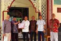 Direktur Utama PT Sinergi Patriot Bekasi (Perseroda), M. Aldo Sirait (tengah), menyerahkan piagam secara simbolis kepada DKM Masjid Al-Hikmah RW 37 Rawalumbu sebagai bagian dari program CSR berupa diskon pemasangan Jaringan Gas (Jargas), Rabu (18/2).