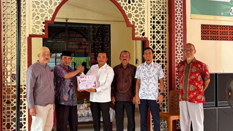 Direktur Utama PT Sinergi Patriot Bekasi (Perseroda), M. Aldo Sirait (tengah), menyerahkan piagam secara simbolis kepada DKM Masjid Al-Hikmah RW 37 Rawalumbu sebagai bagian dari program CSR berupa diskon pemasangan Jaringan Gas (Jargas), Rabu (18/2).