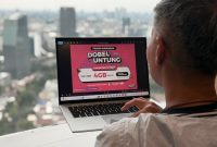Seorang pelanggan mengakses promo Ramadan SMARTFREN bertajuk “Dobel Untung” melalui laptop, menghadirkan penawaran unlimited 3 hari dengan kuota harian lebih besar untuk mendukung kebutuhan internet selama bulan suci Ramadan 1447 H.