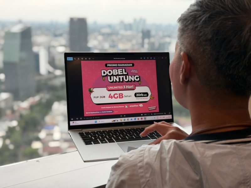 Seorang pelanggan mengakses promo Ramadan SMARTFREN bertajuk “Dobel Untung” melalui laptop, menghadirkan penawaran unlimited 3 hari dengan kuota harian lebih besar untuk mendukung kebutuhan internet selama bulan suci Ramadan 1447 H.
