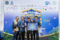 Perwakilan Perumda Tirta Bhagasasi berpose usai menerima penghargaan Juara III Lomba Panahan pada ajang PAM Islamic Fair ke-8 Tahun 2026 yang digelar di PAM JAYA Corporate Learning Center, Selasa (10/2/2026). Prestasi ini menjadi bagian dari empat penghargaan yang berhasil diraih dalam kegiatan tersebut.