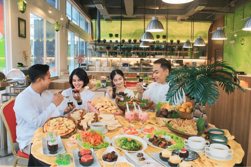 Suasana hangat berbuka puasa bersama di restoran Zuri Express Lippo Cikarang, dengan sajian promo iftar “KENAL Ramadhan” berkonsep All You Can Eat yang menghadirkan beragam hidangan Nusantara dan Timur Tengah bagi para tamu.