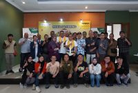 Jajaran manajemen Adira Finance berfoto bersama insan media usai Media Gathering Adira Expo Berkah Ramadan di Bandung, Senin (23/2/2026). Kegiatan ini menjadi ajang silaturahmi sekaligus pemaparan program promo pembiayaan dan loyalitas “Umrah Untuk Sahabat” di wilayah Jawa Barat.