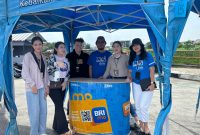 Tim BRI Branch Office Bekasi berpose di booth layanan Program Berkah Ramadhan di kawasan Grand Kamala Lagoon, Bekasi, Selasa (24/2/2026). Melalui layanan pembukaan rekening BRImo dan pendaftaran QRIS, BRI mendorong transaksi digital serta mendukung pelaku UMKM Kampung Takjil selama bulan suci Ramadhan.