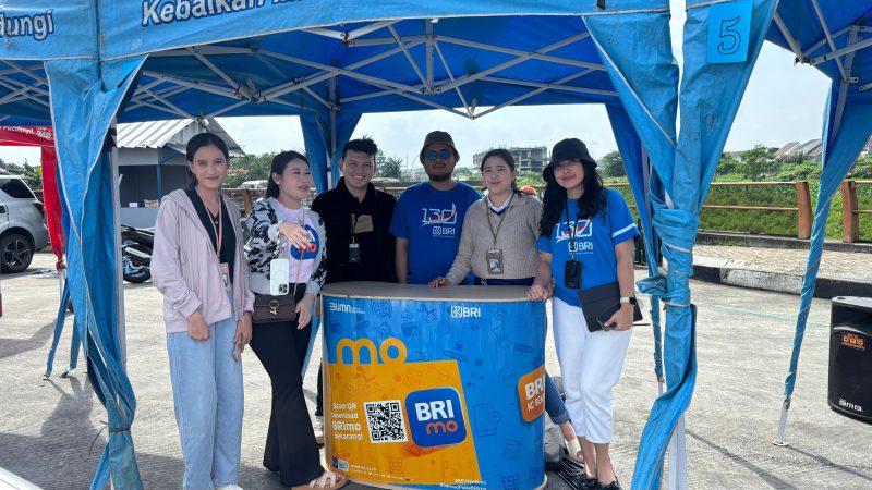Tim BRI Branch Office Bekasi berpose di booth layanan Program Berkah Ramadhan di kawasan Grand Kamala Lagoon, Bekasi, Selasa (24/2/2026). Melalui layanan pembukaan rekening BRImo dan pendaftaran QRIS, BRI mendorong transaksi digital serta mendukung pelaku UMKM Kampung Takjil selama bulan suci Ramadhan.