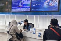 Petugas layanan pelanggan melayani pengunjung di XL Center XLSMART Tower, Jakarta, Selasa (24/2/2026). Menyambut Ramadan 2026, PT XLSMART Telecom Sejahtera Tbk menghadirkan berbagai promo spesial melalui layanan XL, AXIS, dan XL SATU, termasuk paket internet kuota besar serta program Double Speed untuk pelanggan internet rumah.