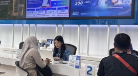 Petugas layanan pelanggan melayani pengunjung di XL Center XLSMART Tower, Jakarta, Selasa (24/2/2026). Menyambut Ramadan 2026, PT XLSMART Telecom Sejahtera Tbk menghadirkan berbagai promo spesial melalui layanan XL, AXIS, dan XL SATU, termasuk paket internet kuota besar serta program Double Speed untuk pelanggan internet rumah.