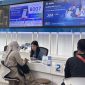 Petugas layanan pelanggan melayani pengunjung di XL Center XLSMART Tower, Jakarta, Selasa (24/2/2026). Menyambut Ramadan 2026, PT XLSMART Telecom Sejahtera Tbk menghadirkan berbagai promo spesial melalui layanan XL, AXIS, dan XL SATU, termasuk paket internet kuota besar serta program Double Speed untuk pelanggan internet rumah.