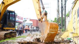 Alat berat melakukan pembongkaran bangunan di atas lahan yang telah dibebaskan di wilayah RT 001 dan RT 002 RW 021, Kelurahan Margahayu, Kecamatan Bekasi Timur, Kamis (26/2/2026). Penertiban ini menjadi tahap awal pembangunan Flyover Bulak Kapal guna mengurai kepadatan lalu lintas di Kota Bekasi.