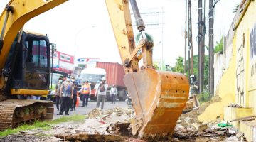 Alat berat melakukan pembongkaran bangunan di atas lahan yang telah dibebaskan di wilayah RT 001 dan RT 002 RW 021, Kelurahan Margahayu, Kecamatan Bekasi Timur, Kamis (26/2/2026). Penertiban ini menjadi tahap awal pembangunan Flyover Bulak Kapal guna mengurai kepadatan lalu lintas di Kota Bekasi.