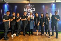Head Chef Reno Gani Saputra (tengah) berpose bersama jajaran manajemen dan tim Harper Cikarang usai meraih Juara Pertama Final Black Box yang diselenggarakan oleh Archipelago International di Aston Priority Simatupang, Februari 2026.