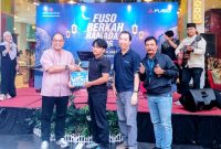 Andi Mulyana selaku Branch Manager PT Sun Star Prima Motor Cikarang menyerahkan hadiah kepada peserta dalam kegiatan Fuso Berkah Ramadan 2026 yang digelar sebagai bentuk apresiasi kepada pelanggan setia Mitsubishi Fuso. Acara berlangsung meriah dengan hiburan musik dan nuansa Ramadan yang hangat.