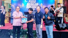 Andi Mulyana selaku Branch Manager PT Sun Star Prima Motor Cikarang menyerahkan hadiah kepada peserta dalam kegiatan Fuso Berkah Ramadan 2026 yang digelar sebagai bentuk apresiasi kepada pelanggan setia Mitsubishi Fuso. Acara berlangsung meriah dengan hiburan musik dan nuansa Ramadan yang hangat.