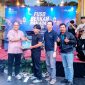 Andi Mulyana selaku Branch Manager PT Sun Star Prima Motor Cikarang menyerahkan hadiah kepada peserta dalam kegiatan Fuso Berkah Ramadan 2026 yang digelar sebagai bentuk apresiasi kepada pelanggan setia Mitsubishi Fuso. Acara berlangsung meriah dengan hiburan musik dan nuansa Ramadan yang hangat.
